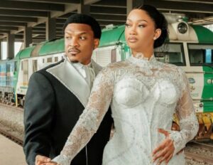 Read more about the article Nigerian couple ties the knot on a moving train (Video)
